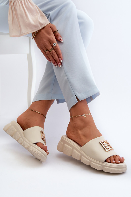 Babuchas Vinceza de piel beige con detalles dorados