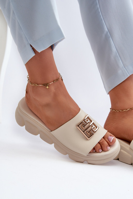 Babuchas Vinceza de piel beige con detalles dorados