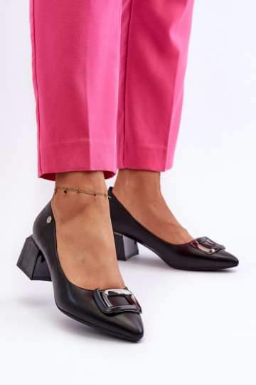Zapatos de tacón con adornos en color negro Sarala