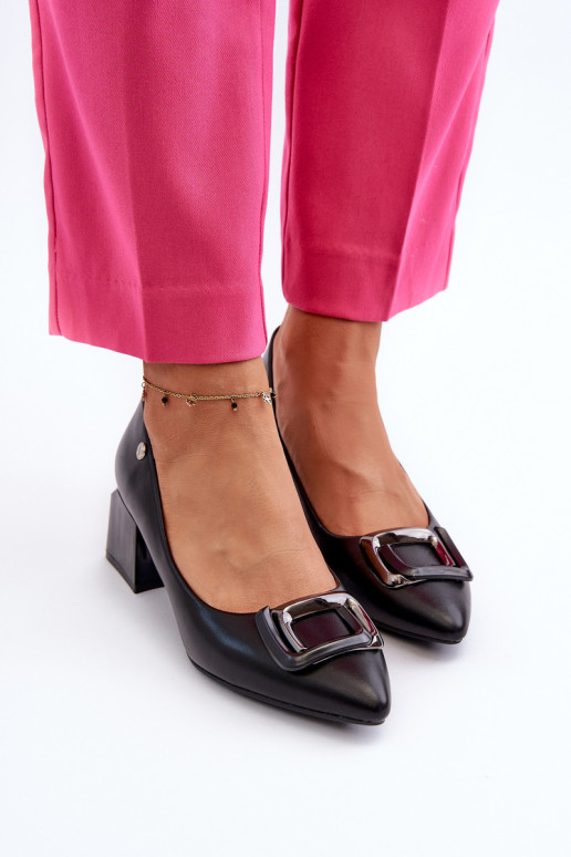 Zapatos de tacón con adornos en color negro Sarala