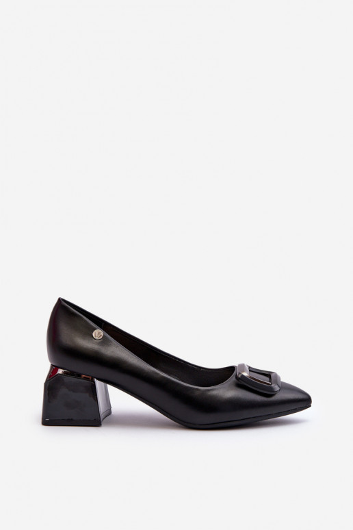 Zapatos de tacón con adornos en color negro Sarala