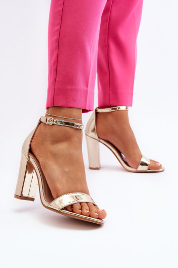 Sandalias con tacón en color dorado Thakko