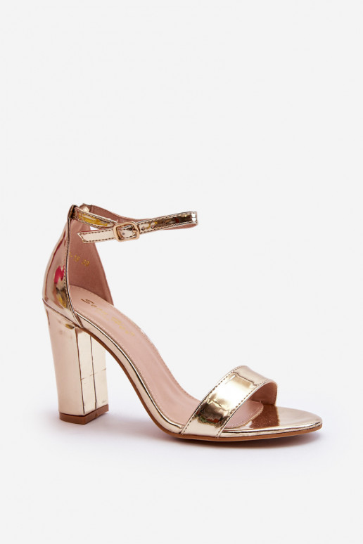 Sandalias con tacón en color dorado Thakko