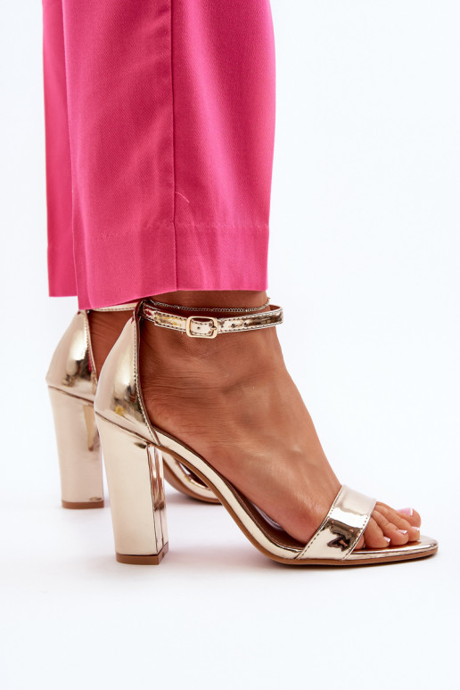 Sandalias con tacón en color dorado Thakko