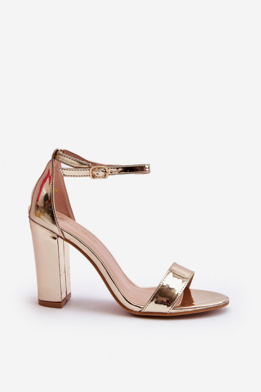 Sandalias con tacón en color dorado Thakko