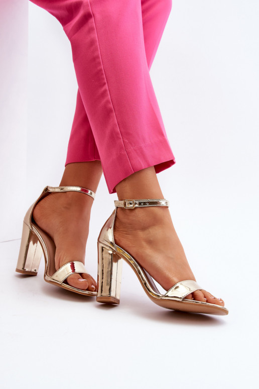 Sandalias con tacón en color dorado Thakko