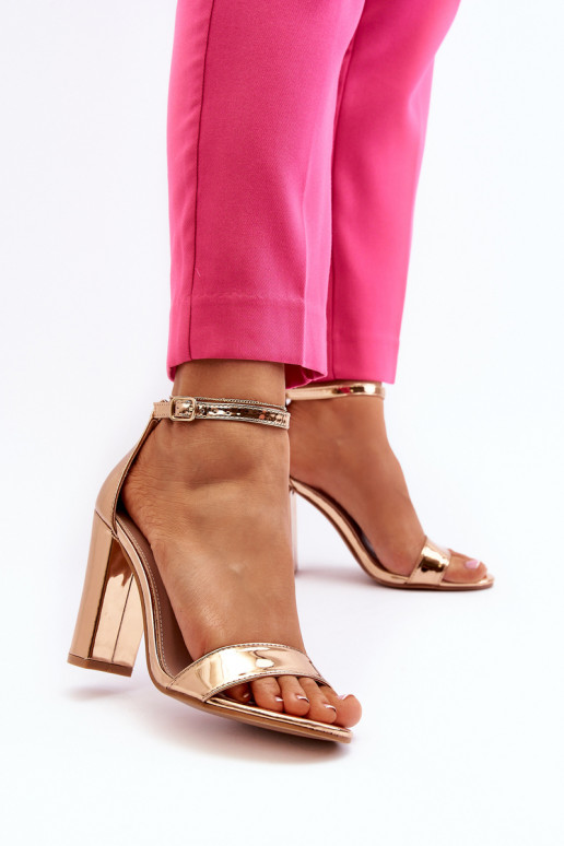 Sandalias con tacón en color oro rosa Thakko