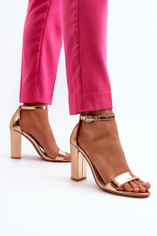 Sandalias con tacón en color oro rosa Thakko