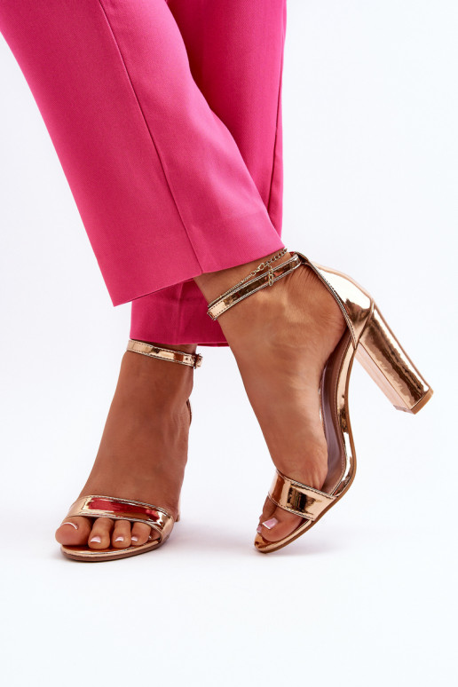 Sandalias con tacón en color oro rosa Thakko