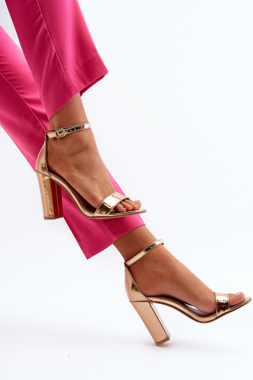 Sandalias con tacón en color oro rosa Thakko