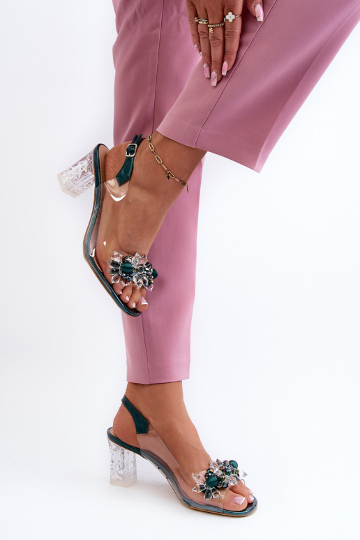 Sandalias transparentes con tacón con bonitos detalles en verde D&A