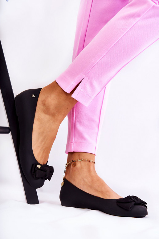 Bailarinas de goma con cintas en... Bailarinas de goma con cintas en...