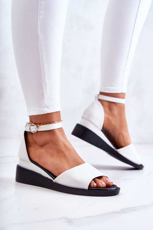 Sandalias modelo clásico con hebillas en color blanco Deserve