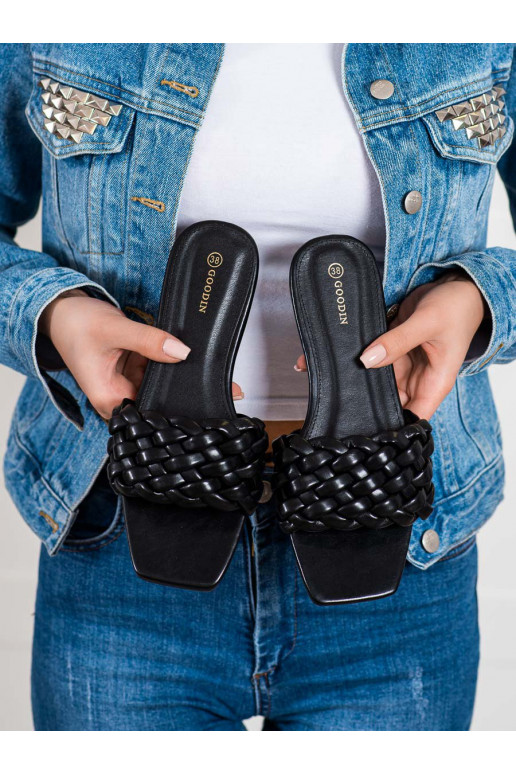 Zapatillas de cuero ecológico.