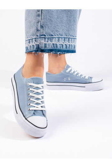 Zapatos de mujer celestes.