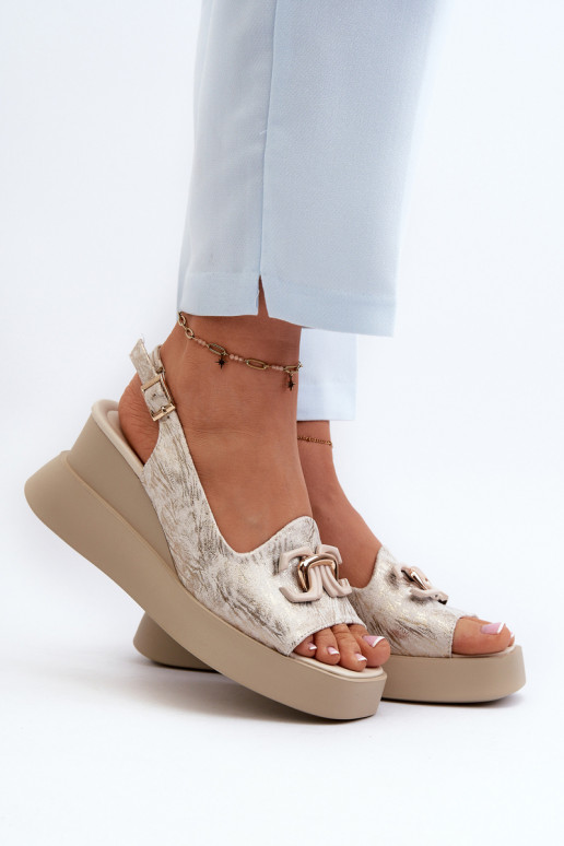 Sandalias de mujer con plataforma y adornos en color dorado Janesca