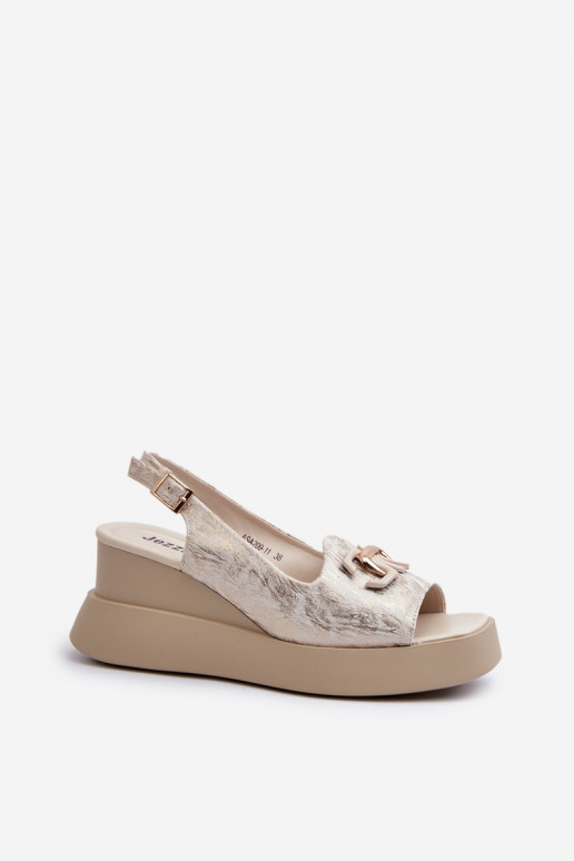 Sandalias de mujer con plataforma y adornos en color dorado Janesca