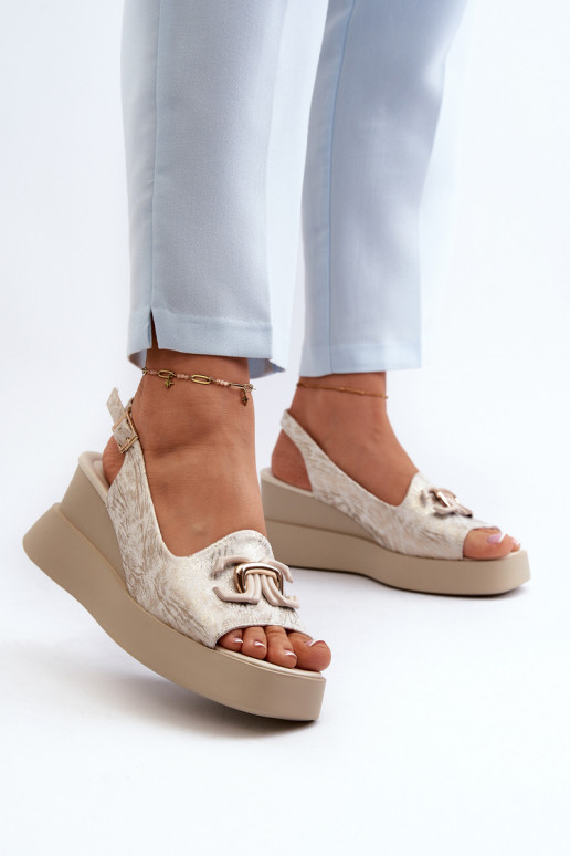 Sandalias de mujer con plataforma y adornos en color dorado Janesca