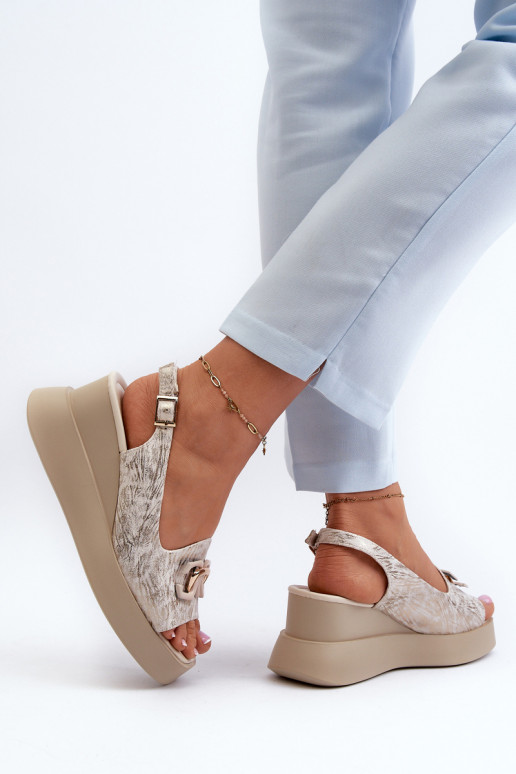 Sandalias de mujer con plataforma y adornos en color dorado Janesca