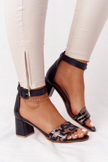 Sandalias elegantes de tacón Negro y dorado.