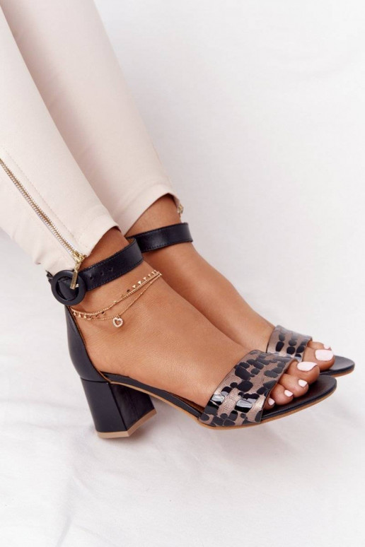 Sandalias elegantes de tacón Negro y dorado.