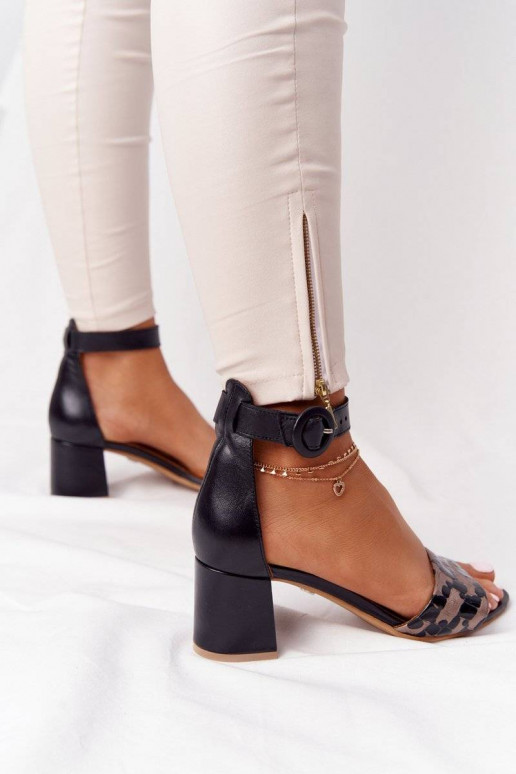 Sandalias elegantes de tacón Negro y dorado.