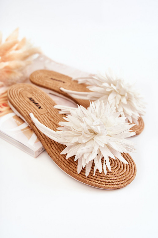 Pantuflas ligeras en color blanco de Eviana.