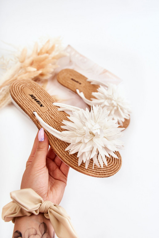 Pantuflas ligeras en color blanco de Eviana.