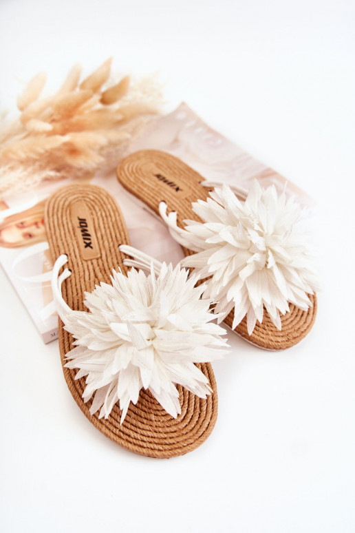 Pantuflas ligeras en color blanco de Eviana.