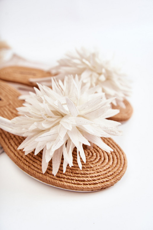 Pantuflas ligeras en color blanco de Eviana.