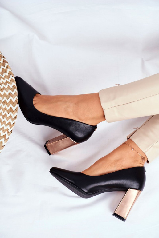 Zapatos de modelo clásico con tacón...