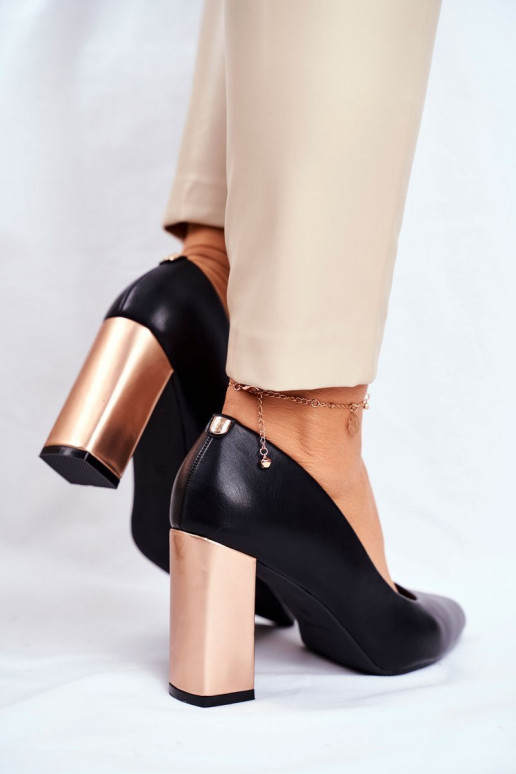 Zapatos de modelo clásico con tacón decorado de Sergio Leone.