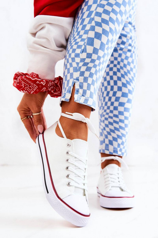 Zapatos de ocio blancos.