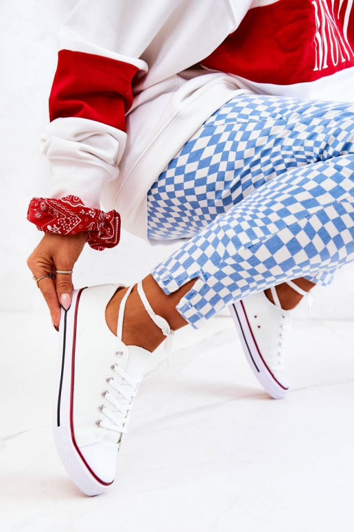 Zapatos de ocio blancos.