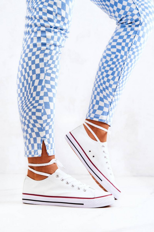 Zapatos de ocio blancos.