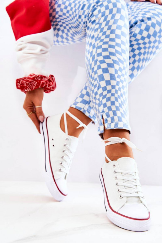 Zapatos de ocio blancos.