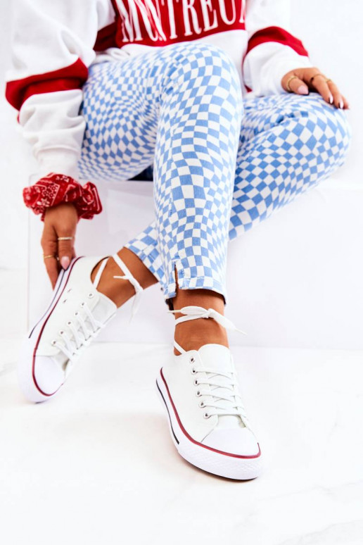 Zapatos de ocio blancos.