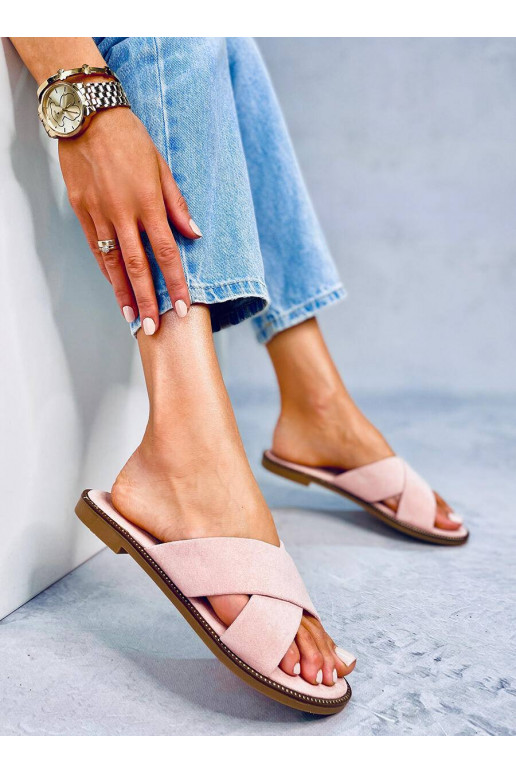 Las zapatillas son rosas.