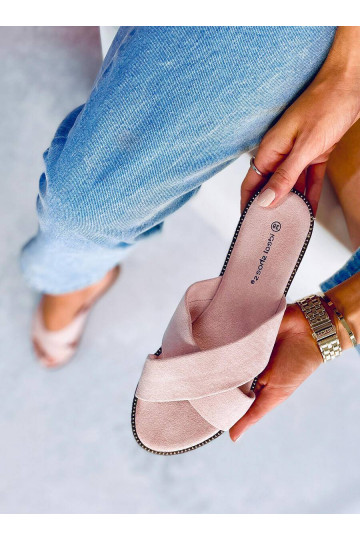 Las zapatillas son rosas. 2