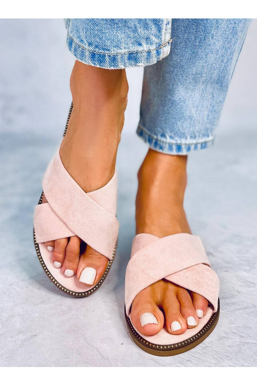 Las zapatillas son rosas.