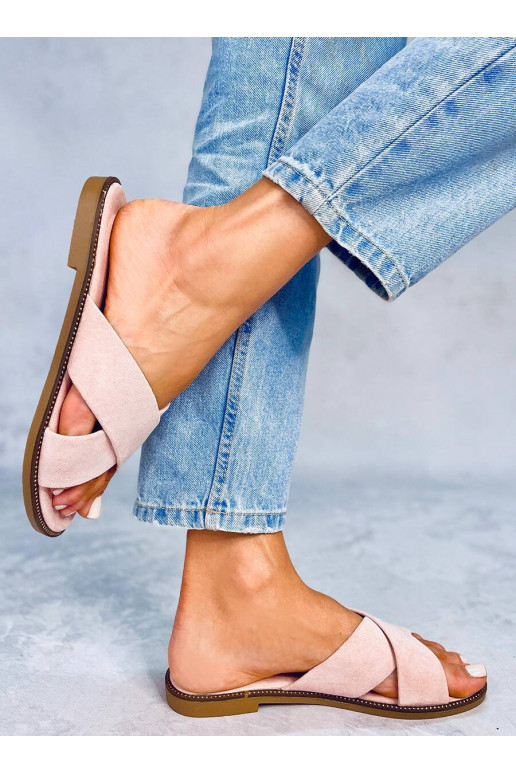 Las zapatillas son rosas.