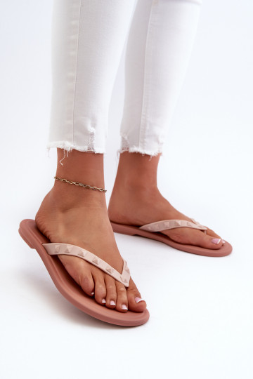 Las zapatillas son rosas.