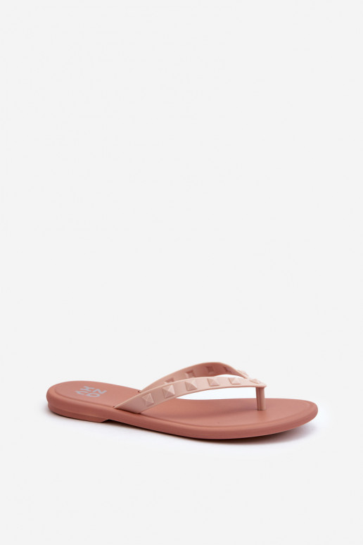Las zapatillas son rosas.