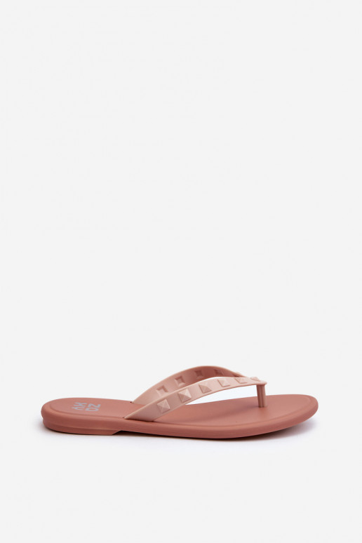 Las zapatillas son rosas.