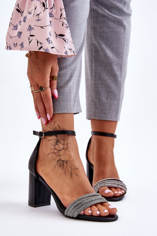 Sandalias de estilo elegante con ojales brillantes con tacón en color negro Laurene