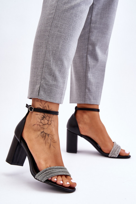 Sandalias de estilo elegante con ojales brillantes con tacón en color negro Laurene