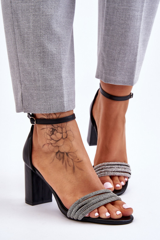 Sandalias de estilo elegante con ojales brillantes con tacón en color negro Laurene