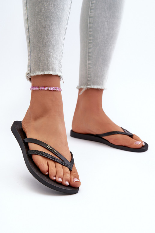 Zapatillas de goma negras.