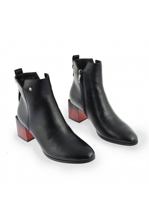 Botas con tacón grueso, color negro...