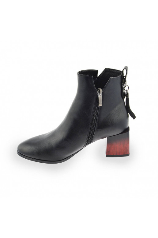 Botas con tacón grueso, color negro...